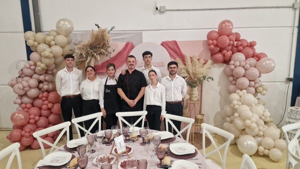 equipo-comunión-catering-raffaello-sevilla Equipo listo para el servicio de catering en una comunion en Sevilla