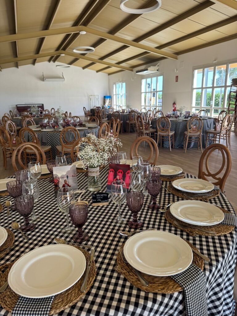 Elegante mesa de comunión montada por Catering Raffaello en la provincia de Sevilla