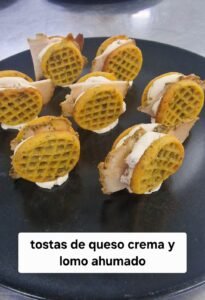 tostas de queso crema con lomo ahumado